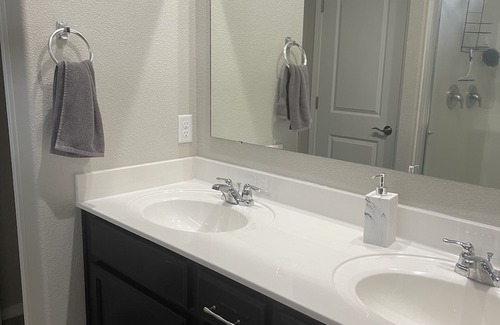 Tierra Oeste House | Discover Comfort Near I-40: Perfect for Families & Pets