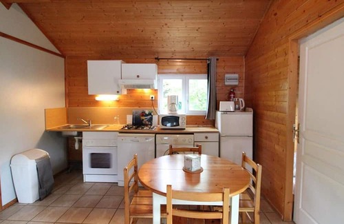 Arnac Cottage | Gite Arnac: Family-Friendly Stay with Kitchen Amenities