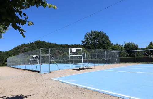 Arnac Cottage | Gite Arnac: Family-Friendly Stay with Kitchen Amenities