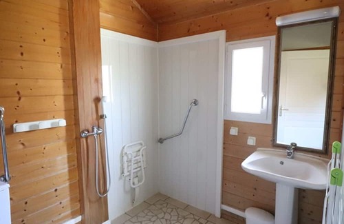 Arnac Cottage | Gite Arnac: Family-Friendly Stay with Kitchen Amenities