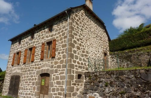 Saint-Projet-de-Salers Cottage | Family-Friendly Gite Saint-Projet-de-Salers with Kitchen