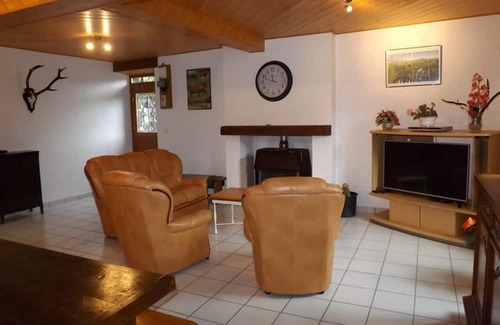 Saint-Projet-de-Salers Cottage | Family-Friendly Gite Saint-Projet-de-Salers with Kitchen