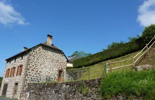 Saint-Projet-de-Salers Cottage | Family-Friendly Gite Saint-Projet-de-Salers with Kitchen