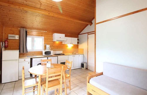 Arnac Cottage | Cozy Gite Arnac: Perfect for Families, Pet-Friendly Stay