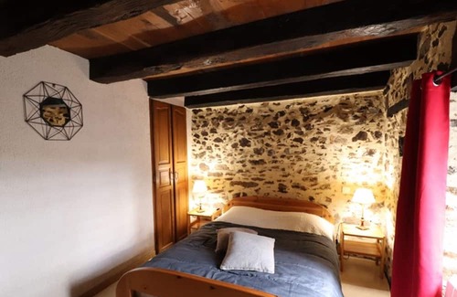 Maurs Cottage | Cozy Gite Maurs with Fireplace, Perfect for Families