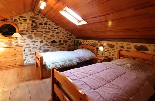 Maurs Cottage | Cozy Gite Maurs with Fireplace, Perfect for Families