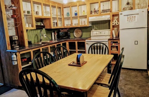Messines Ski Chalet | Cozy Cottage Retreat with Hot Tub & Sauna in Beautiful Messines