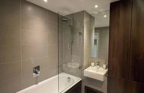 Woodberry Down Apartment | Bright 2BD Flat with Private Balcony in Manor House