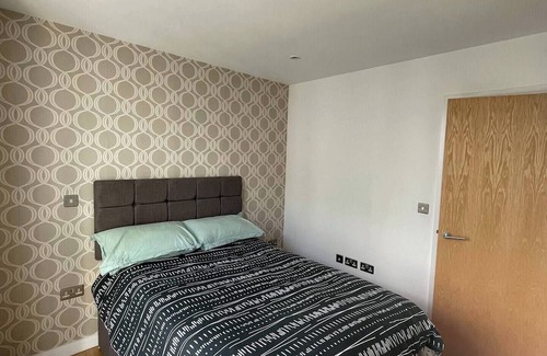 Woodberry Down Apartment | Bright 2BD Flat with Private Balcony in Manor House