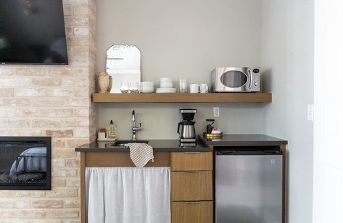 Fredericksburg Apartment | Hot Tub, King Bed, Walk to Main, Luxe Bath - No. 5