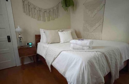 Rose City Park Bed & Breakfast | Charming Craftsman Retreat in a Family-Friendly Area