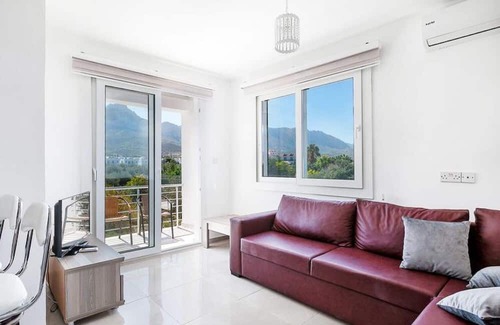 Zeytinlik Apartment | Flat w Pool and Balcony 4 min to Beach in Kyrenia