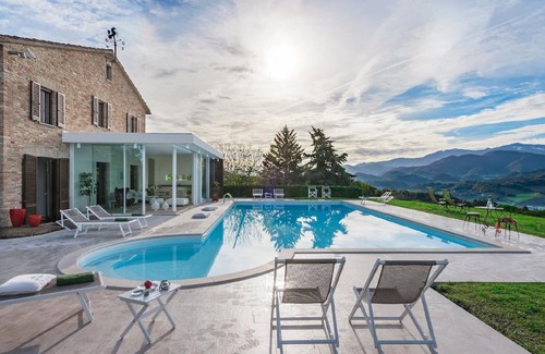Urbania House | Cozy Urbania Holiday Home for 8 with Pool & Breakfast