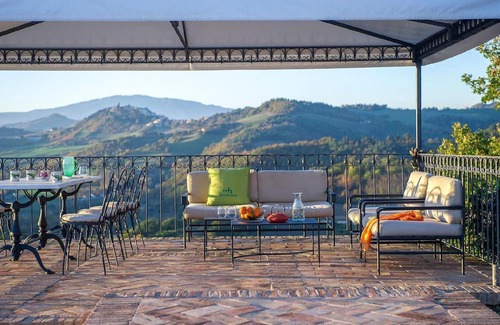 Urbania House | Cozy Urbania Holiday Home for 8 with Pool & Breakfast