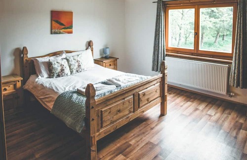 Scunthorpe Cabin | Spacious Four Bedroom Lodge with Kitchen & Family Amenities