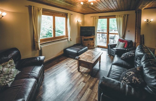Scunthorpe Cabin | Spacious Four Bedroom Lodge with Kitchen & Family Amenities