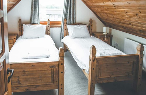 Scunthorpe Cabin | Spacious Four Bedroom Lodge with Kitchen & Family Amenities