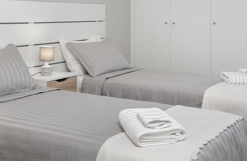 Foz do Arelho Apartment | Relaxing Lagoa Views - Family-Friendly Holiday Apartment