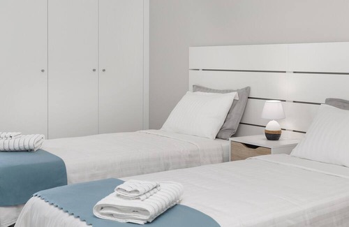 Foz do Arelho Apartment | Relaxing Lagoa Views - Family-Friendly Holiday Apartment