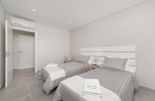 Foz do Arelho Apartment | Relaxing Lagoa Views - Family-Friendly Holiday Apartment