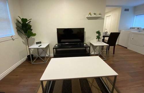 East Windsor House | Cozy Tiny Home with Pet-Friendly Amenities Near Disney