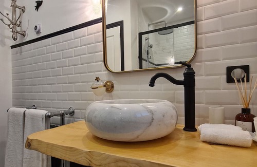 Boiscommun Bed & Breakfast | Cozy Guestroom Boiscommun: Ideal Studio for Two Guests