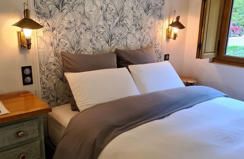 Boiscommun Bed & Breakfast | Cozy Guestroom Boiscommun: Ideal Studio for Two Guests
