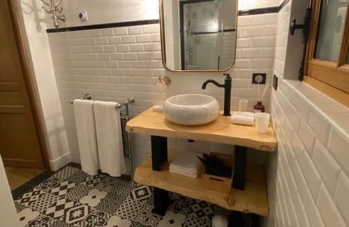 Boiscommun Bed & Breakfast | Cozy Guestroom Boiscommun: Ideal Studio for Two Guests