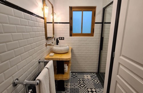 Boiscommun Bed & Breakfast | Cozy Guestroom Boiscommun: Ideal Studio for Two Guests