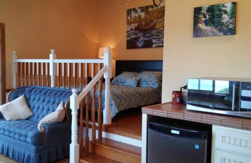 Shelton House | Pet-Friendly Beach Casita at Allyn Inn - Family Retreat