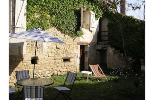 Champagne-et-Fontaine House | Tranquil Cottage Stay: Pet Friendly & Family Welcoming