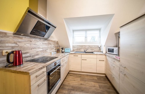 Coburg Apartment | Modern top floor apartment with parking - Netflix