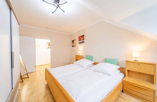 Coburg Apartment | Modern top floor apartment with parking - Netflix