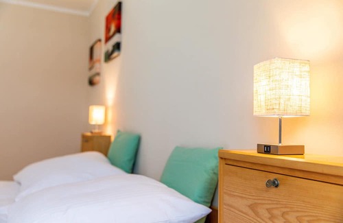 Coburg Apartment | Modern top floor apartment with parking - Netflix