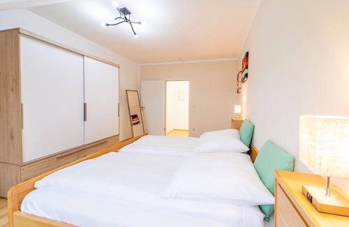 Coburg Apartment | Modern top floor apartment with parking - Netflix