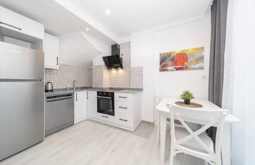 Eski Lara Apartment | Elegant Terrace Flat with Scenic Views in Muratpasa