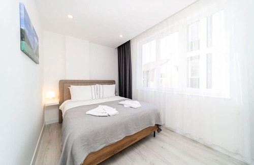 Eski Lara Apartment | Cozy Central Flat with Balcony in Muratpasa for Families
