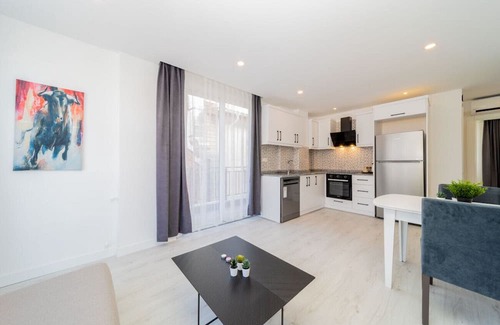 Eski Lara Apartment | Cozy Central Flat with Balcony in Muratpasa for Families