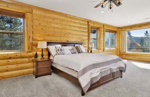 Castle Glen Estates Cabin | Comfortable 7 Bedroom Golden Oak Log Cabin with Pool