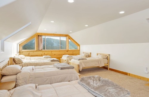 Castle Glen Estates Cabin | Comfortable 7 Bedroom Golden Oak Log Cabin with Pool