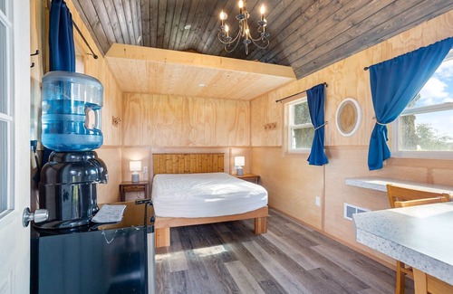 Lynden Cabin | Discover Tranquil Glamping at a Welcoming Farm Retreat