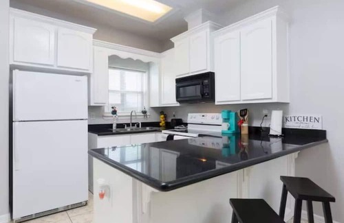 Edinburg Apartment | Trendy Designer Apartment with Kitchen & Pet-Friendly Options
