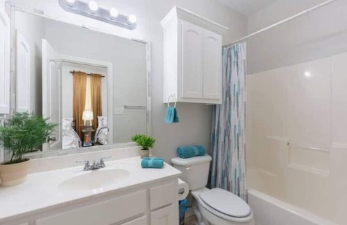 Edinburg Apartment | Trendy Designer Apartment with Kitchen & Pet-Friendly Options