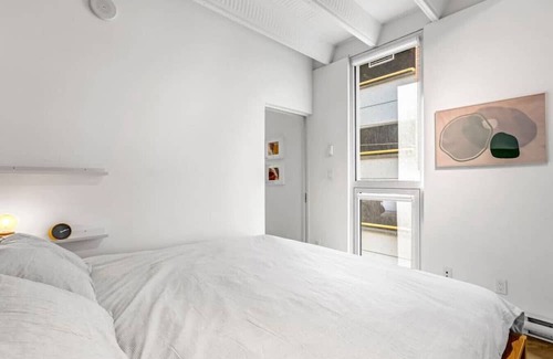 Chinatown Apartment | Experience The Zen Loft: Rooftop Bliss with City Views