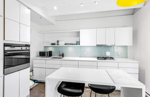 Chinatown Apartment | Experience The Zen Loft: Rooftop Bliss with City Views