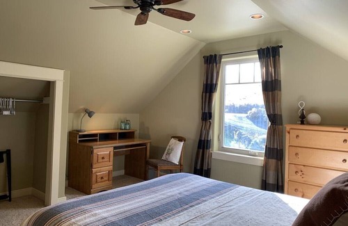 Selah House | Relax in Lookout View Suite: Family-Friendly Retreat