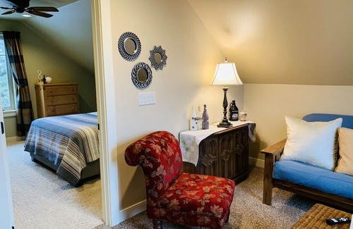 Selah House | Relax in Lookout View Suite: Family-Friendly Retreat