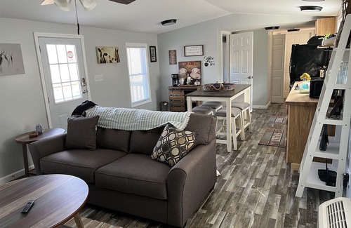 Lyndhurst House | Inviting Creekside Retreat Near National Forest Trails