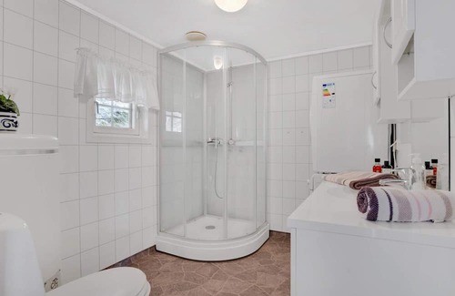 Bomlo House | Cozy Holiday Home for 4 with Oceanfront Views in FINNÅS