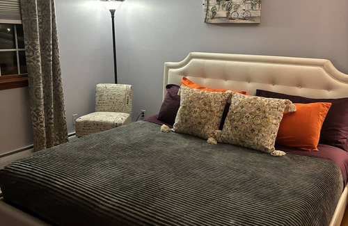 Hamden Bed & Breakfast | Relaxing King Suite in a Peaceful Guest House